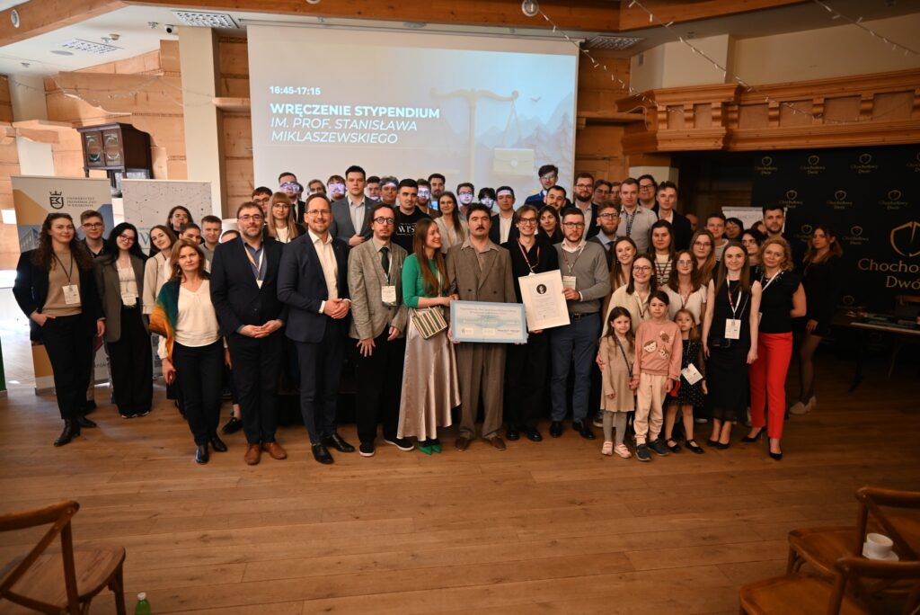 Grupa ludzi pozująca do zdjęcia