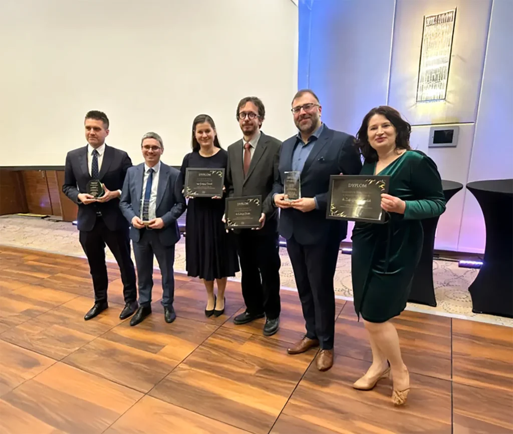 Sześć osób na scenie z wręczonymi nagrodami