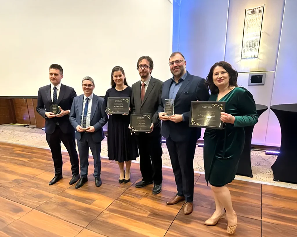 Sześć osób na scenie z wręczonymi nagrodami