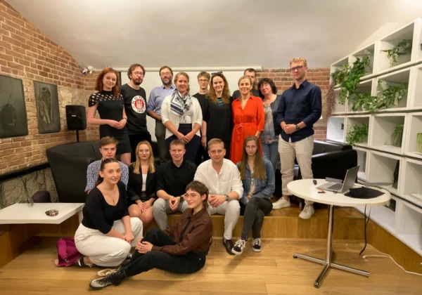 Grupowe zdjęcie studentów i wykładowców