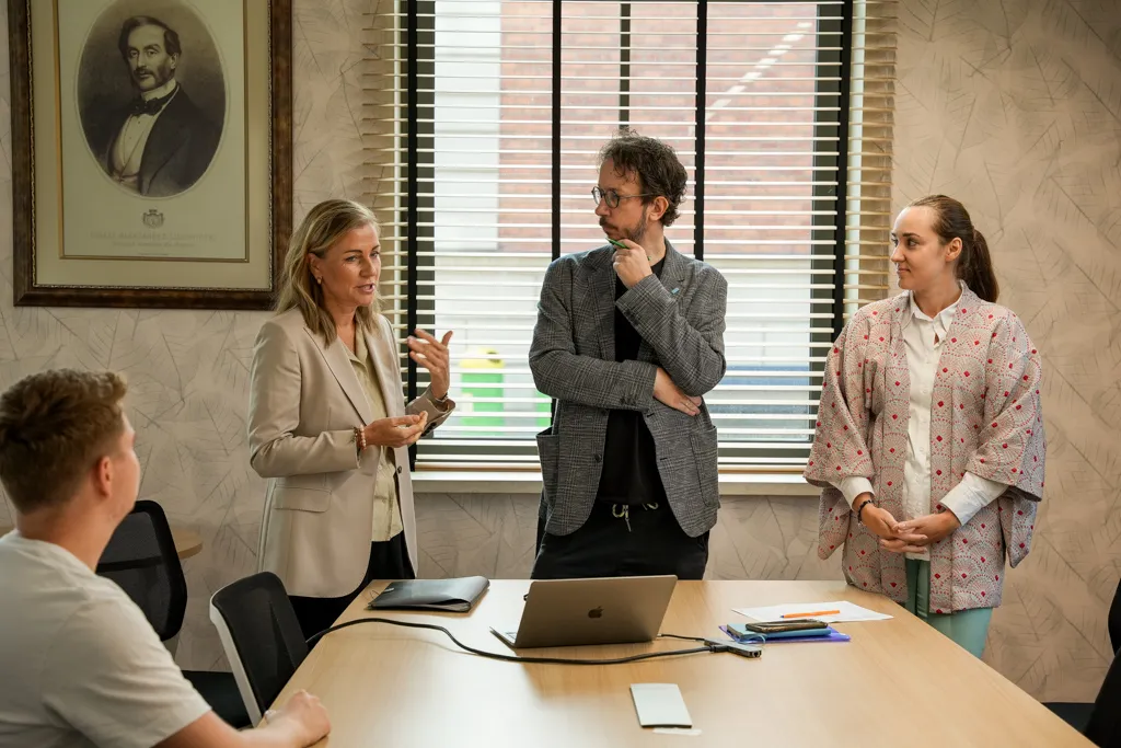 Cztery osoby prowadzące konwersację