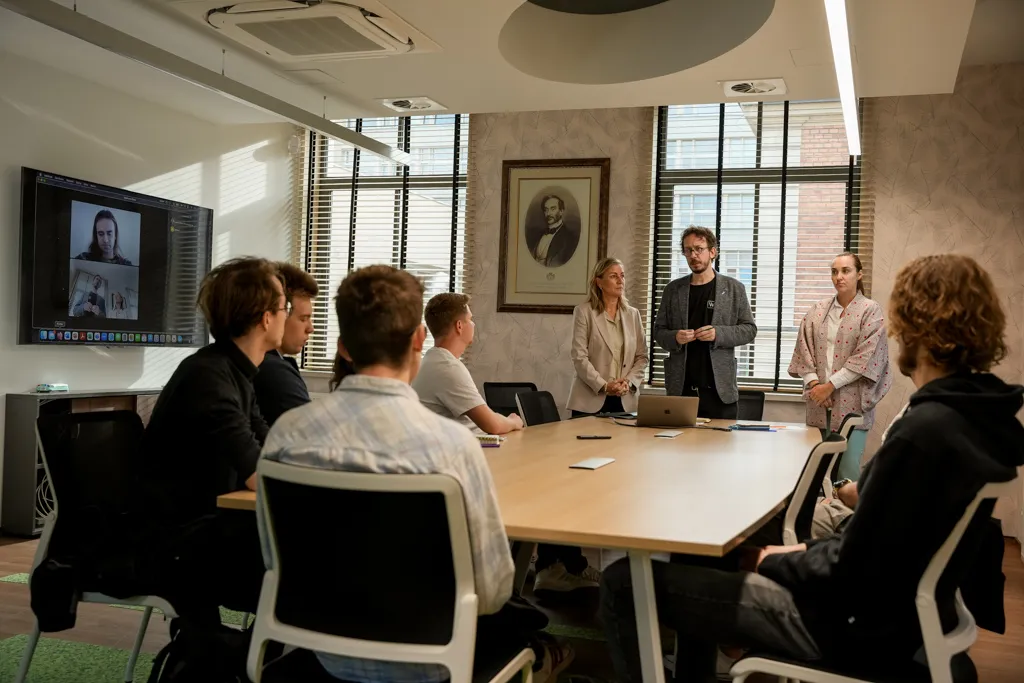 Grupa osób zgromadzonych przy stoliku