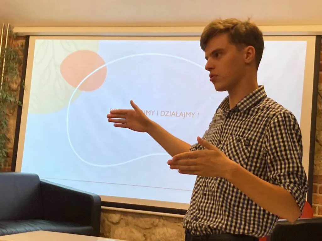 Student na tle prezentacji