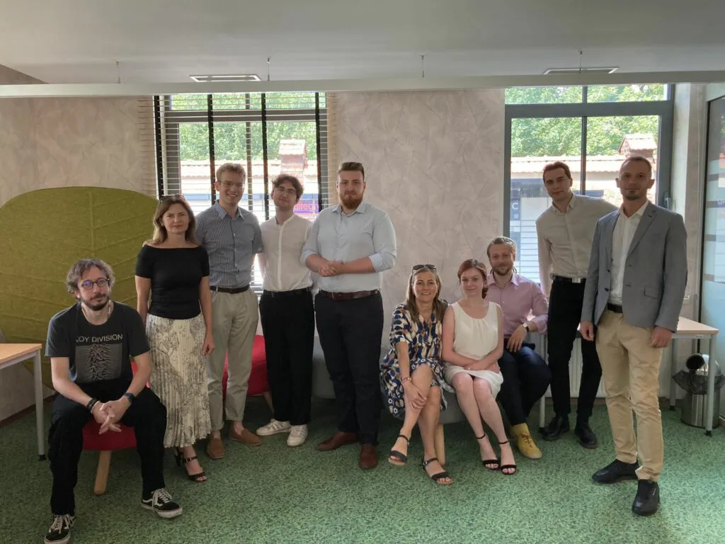 Zdjęcie grupowe ludzi