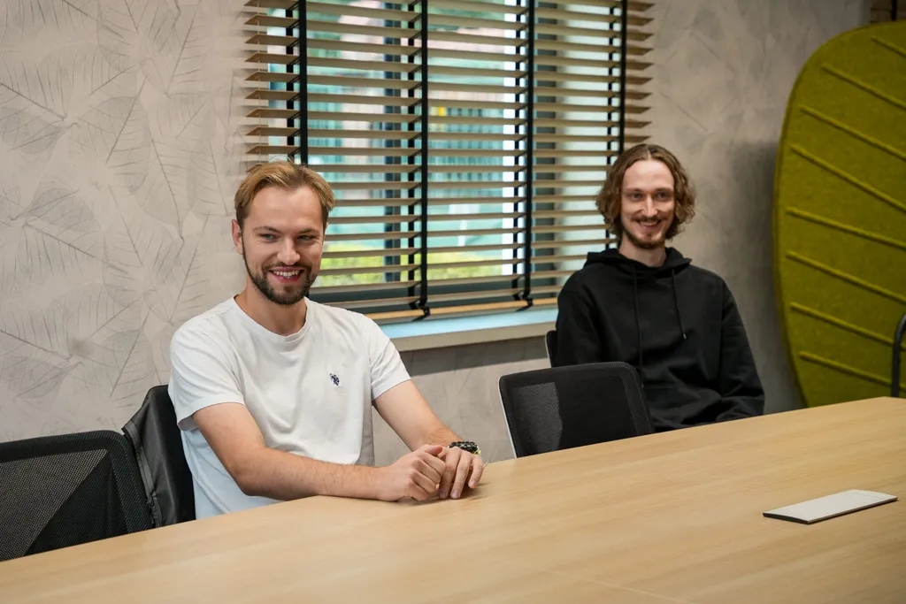 Dwóch młodych uśmiechniętych mężczyzn