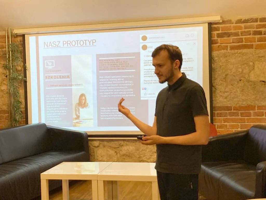 Student na tle prezentacji