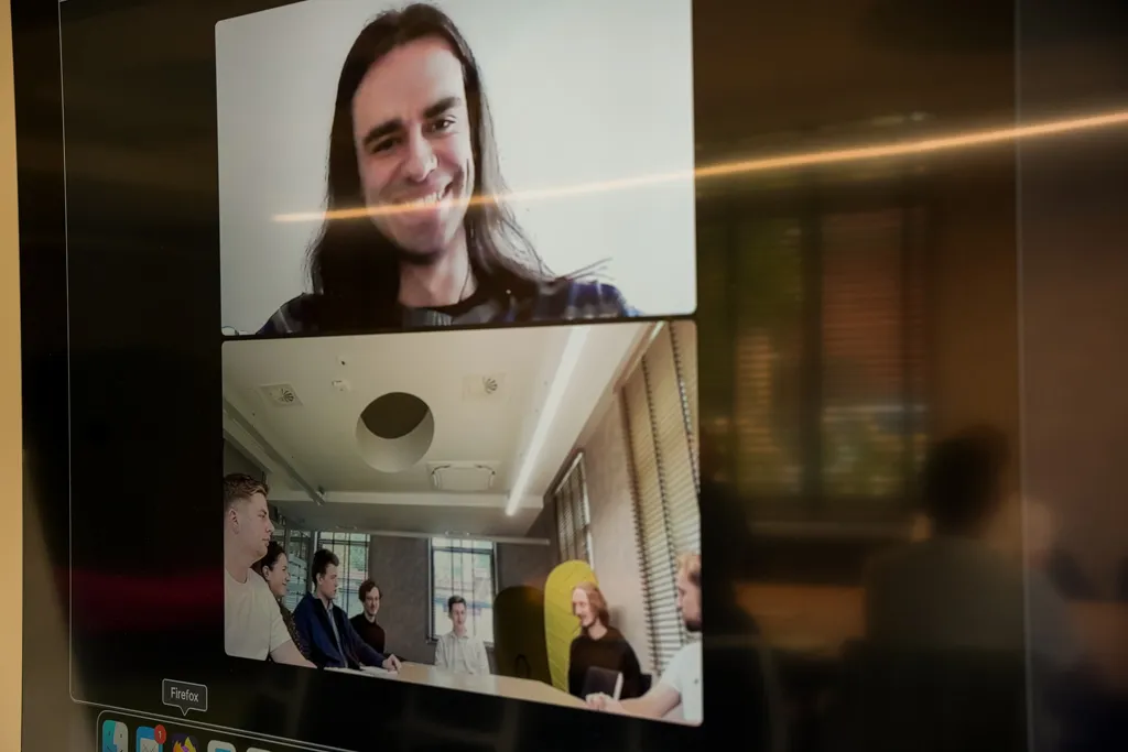 Ekran prezentujący grupę ludzi