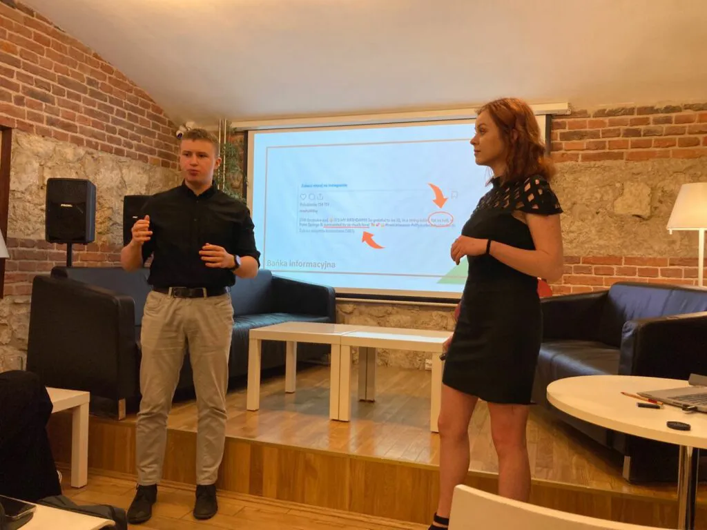 Po lewej mężczyzna, po prawej kobieta. Oboje na tle prezentacji