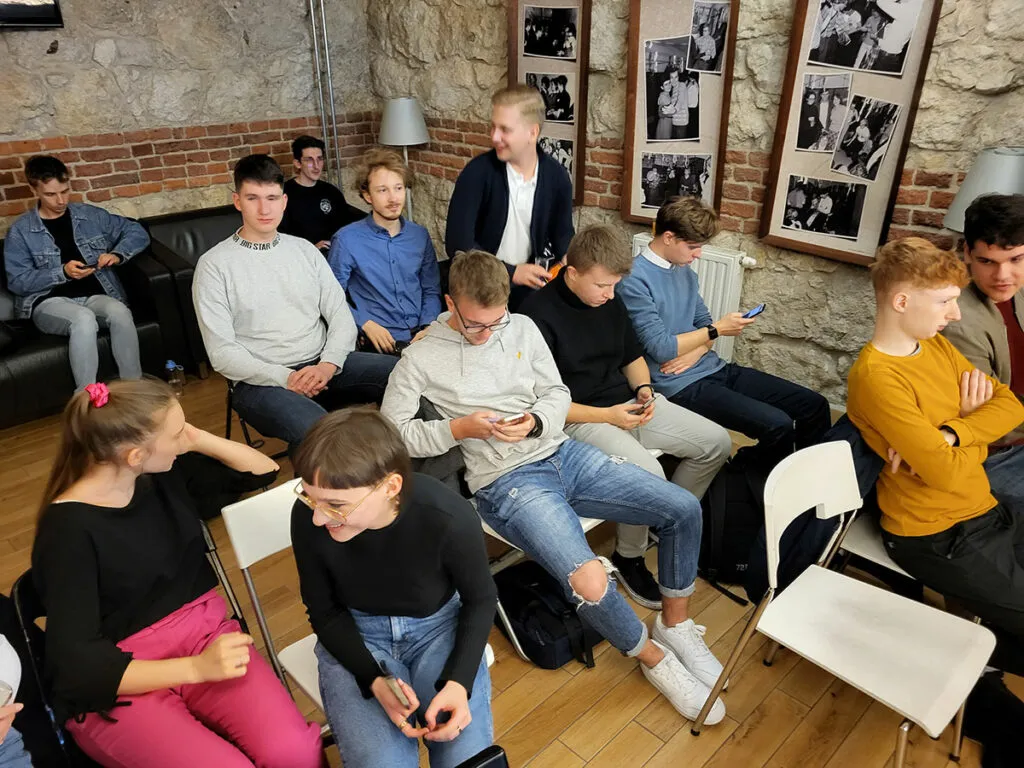 Duża grupa radosnych młodych ludzi