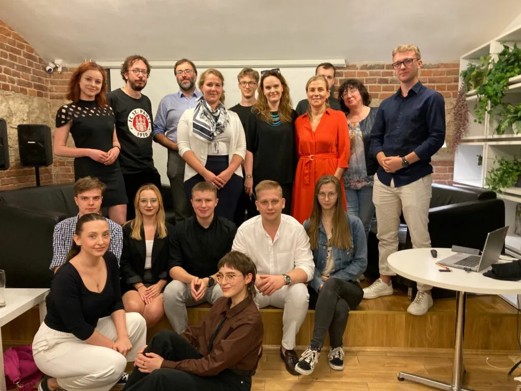 Grupowe zdjęcie studentów i wykładowców