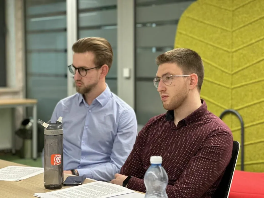 Dwóch mężczyzn w okularach przy stole