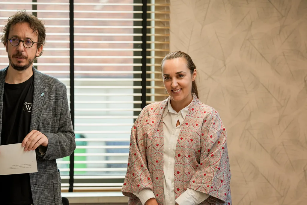 Od lewej mężczyzna w marynarce i w okularach obok niego kobieta w kolorowym kimono