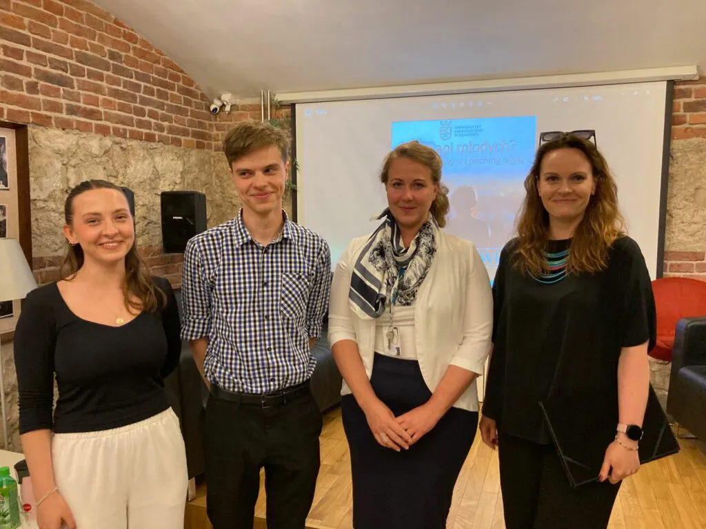 Cztery osoby na tle prezentacji