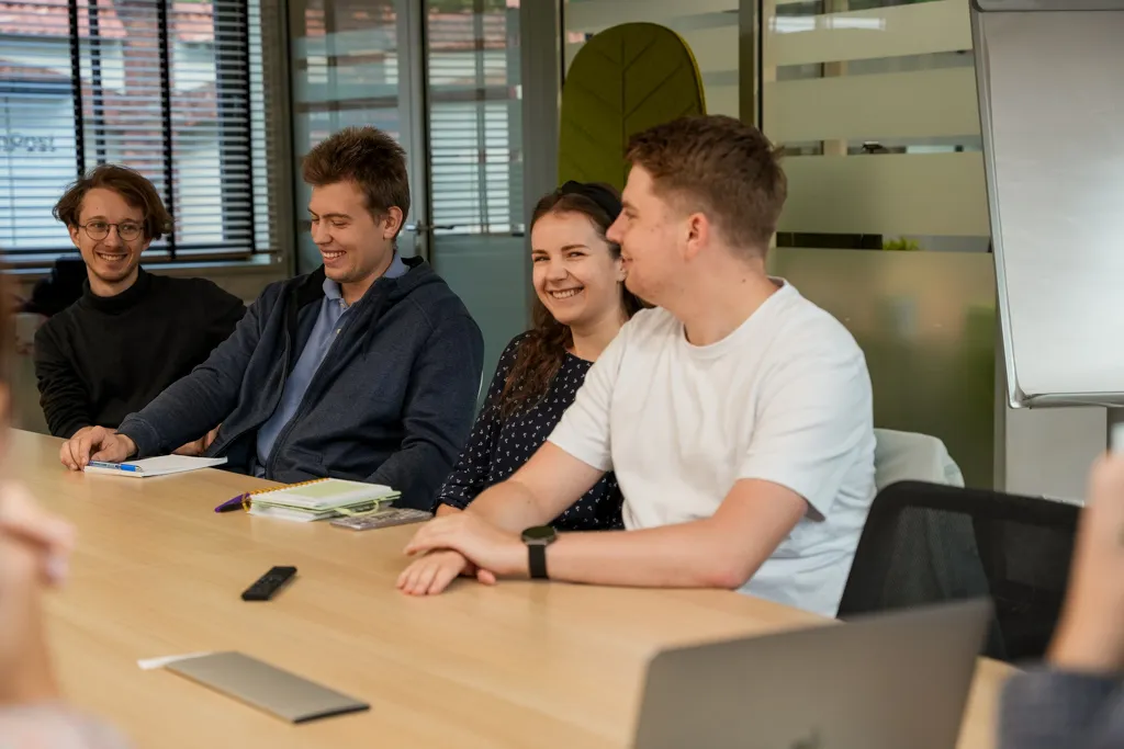 Cztery młode uśmiechnięte osoby