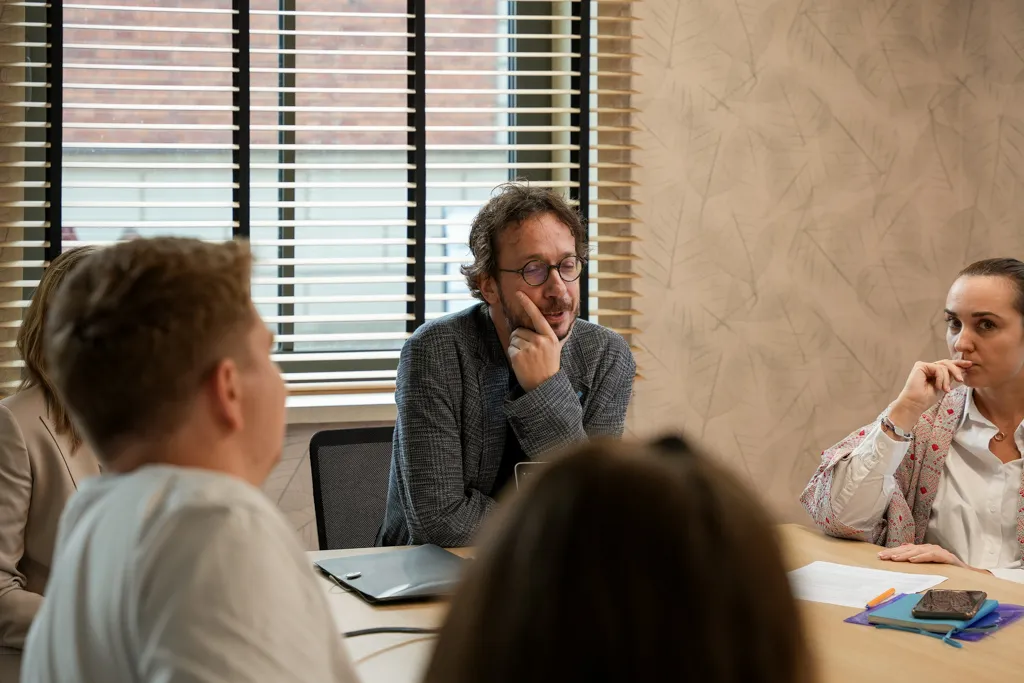 Pięć osób prowadzących dyskusję