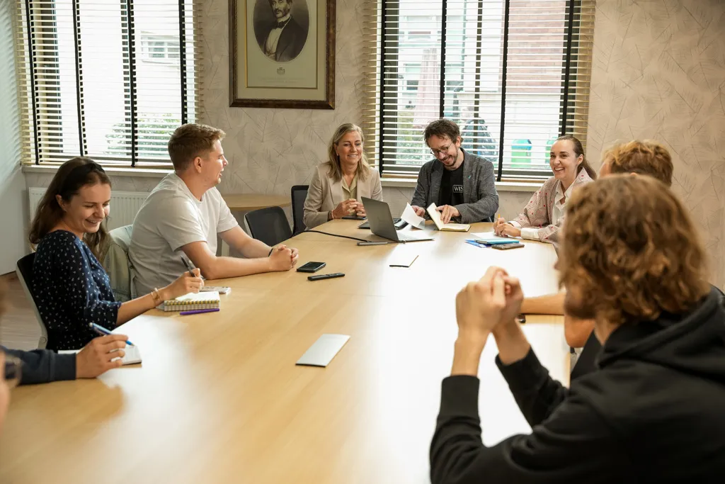 Grupa osób siedząca przy stoliku