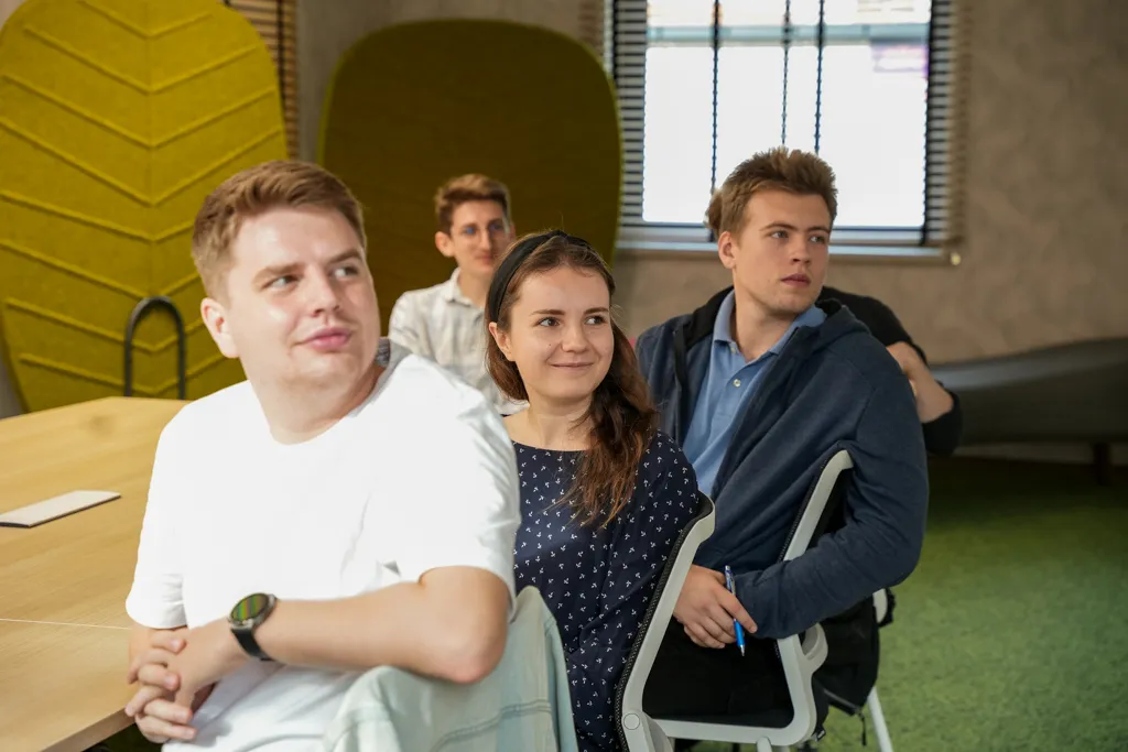 Pięć osób patrząca w jednym kierunku