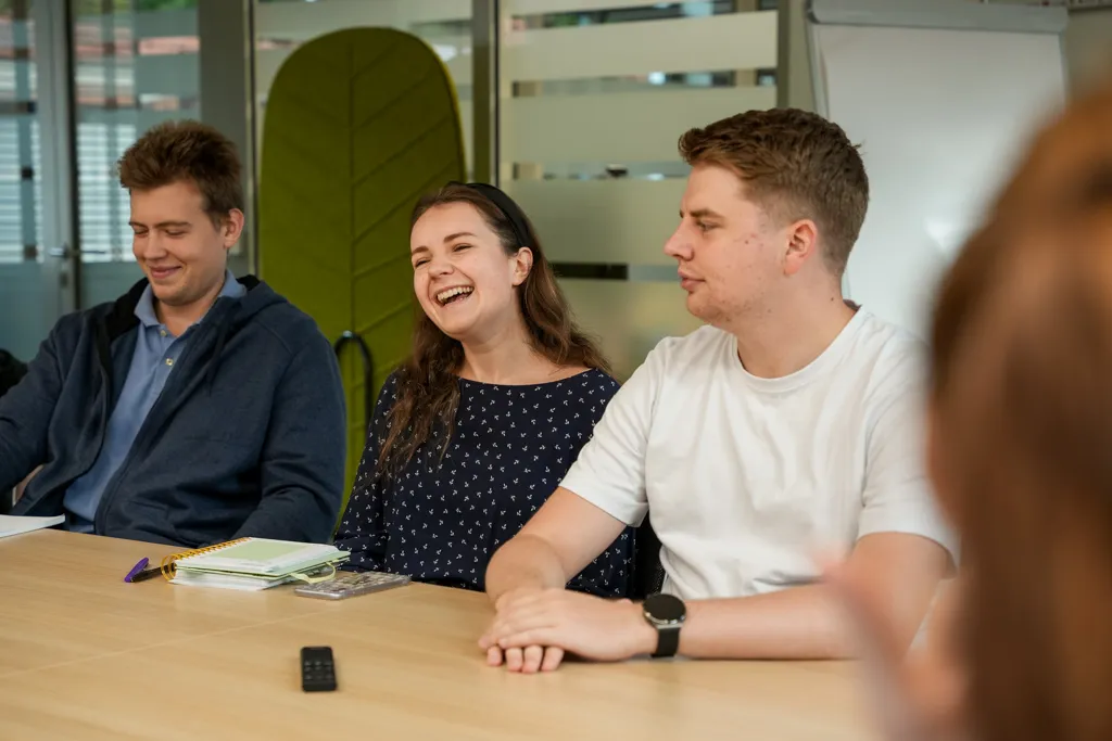 Trzy osoby przy stole