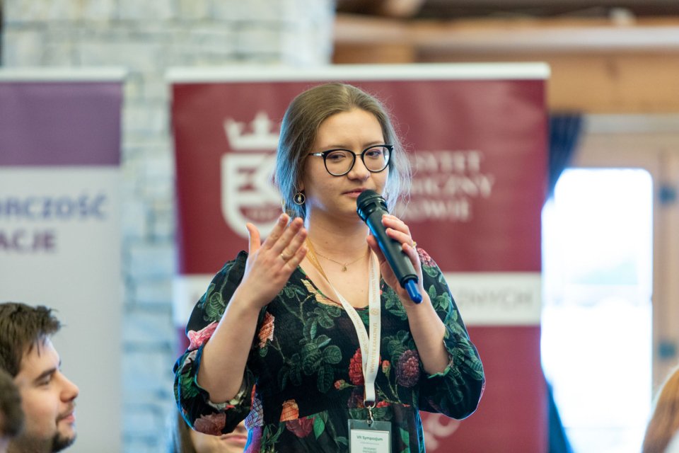 kobieta z mikrofonem