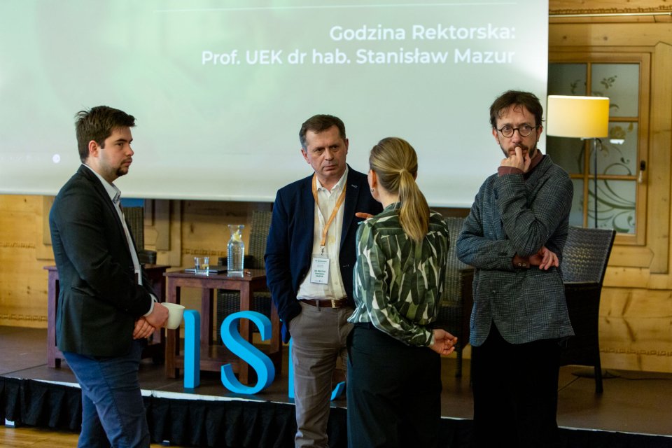 4 osoby prowadzące rozmowę