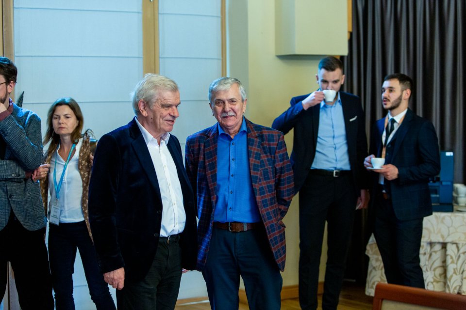 ludzie podczas przerwy