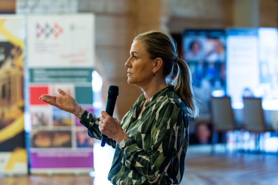 kobieta z mikrofonem gestykulująca