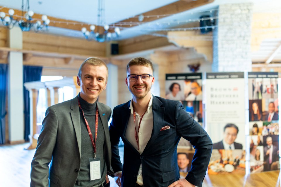 2 mężczyzn w garniturach