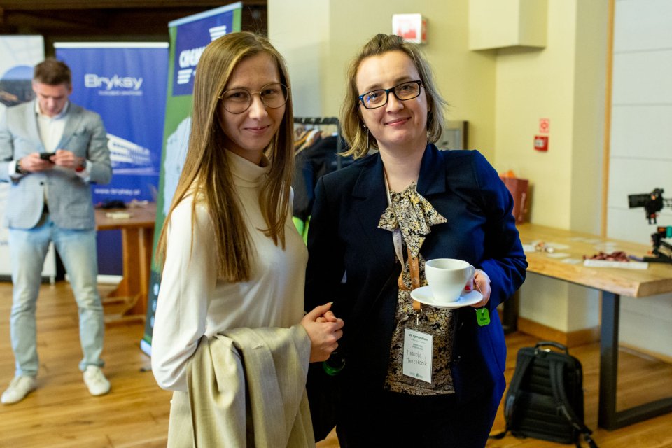 2 uśmiechnięte kobiety