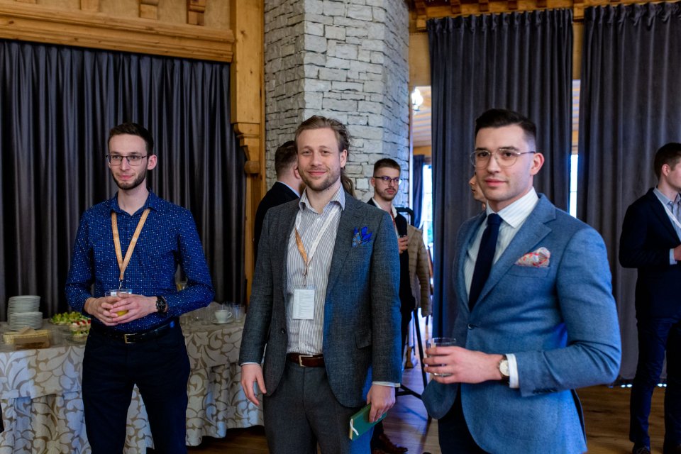 grupa ludzi podczas przerwy