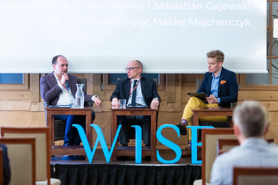 3 panelistów prowadzących dyskusję