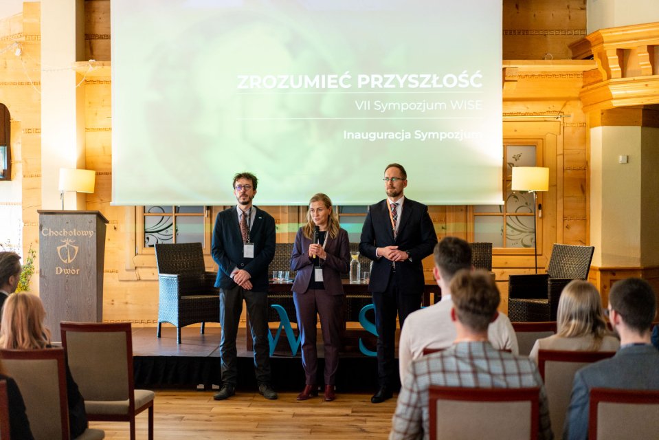 3 osoby przemawiające