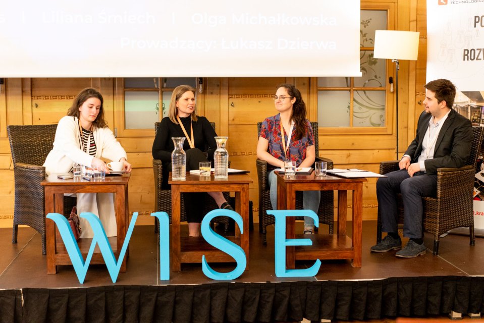 4 osoby prowadzące dyskusję