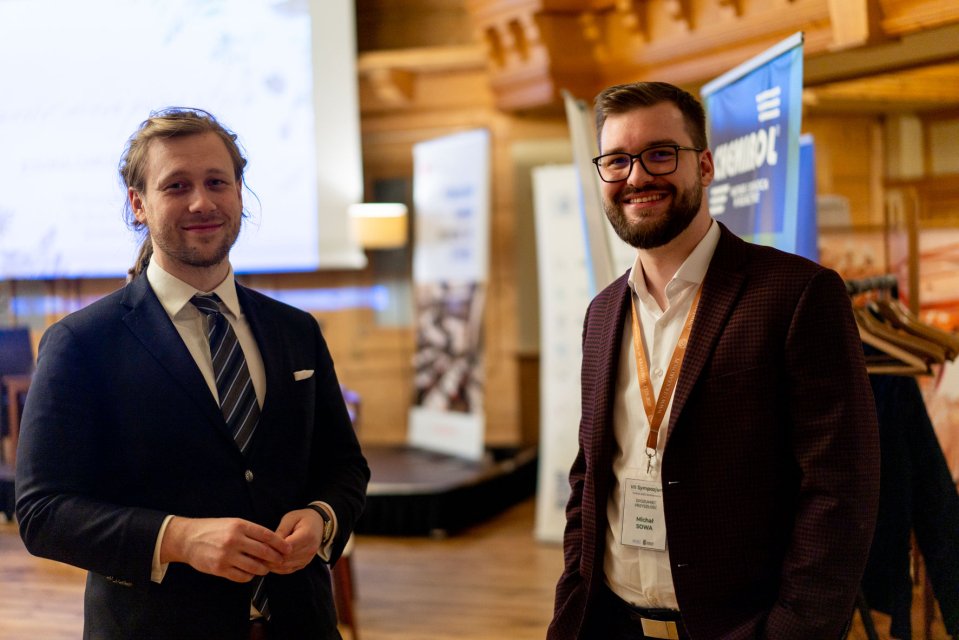 2 mężczyzn w garniturach