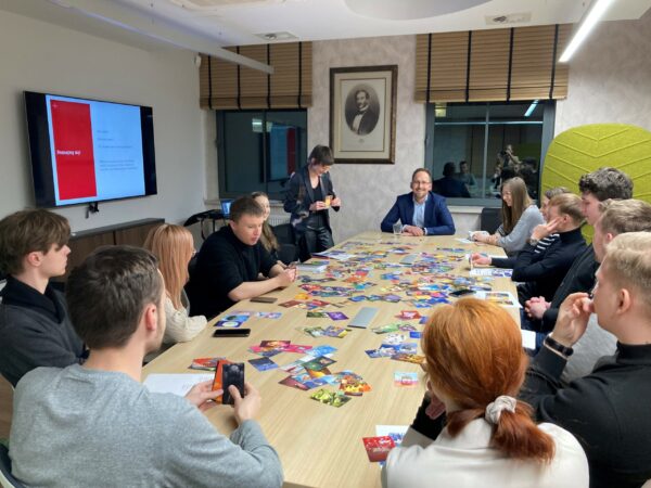 Duża grupa ludzi przy stole