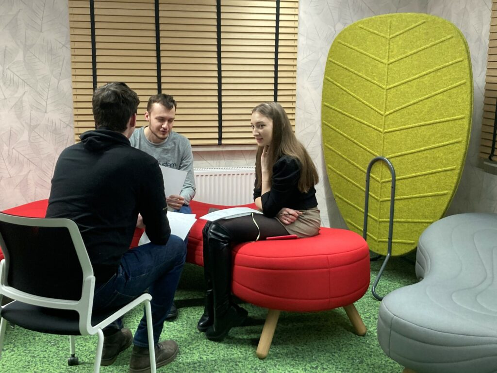 3 studentów dyskutujących