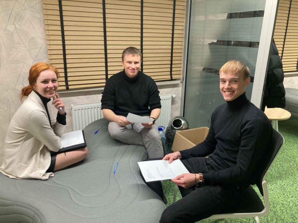 3 uśmiechnięte młode osoby