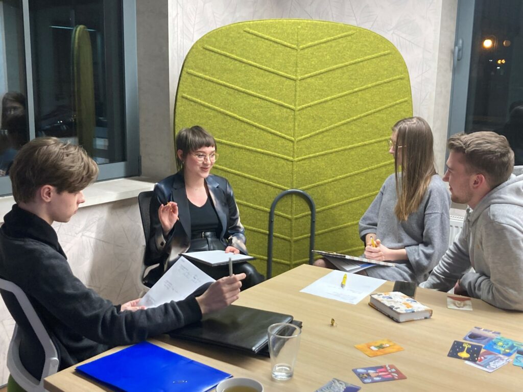 4 studentów prowadzi dyskusję