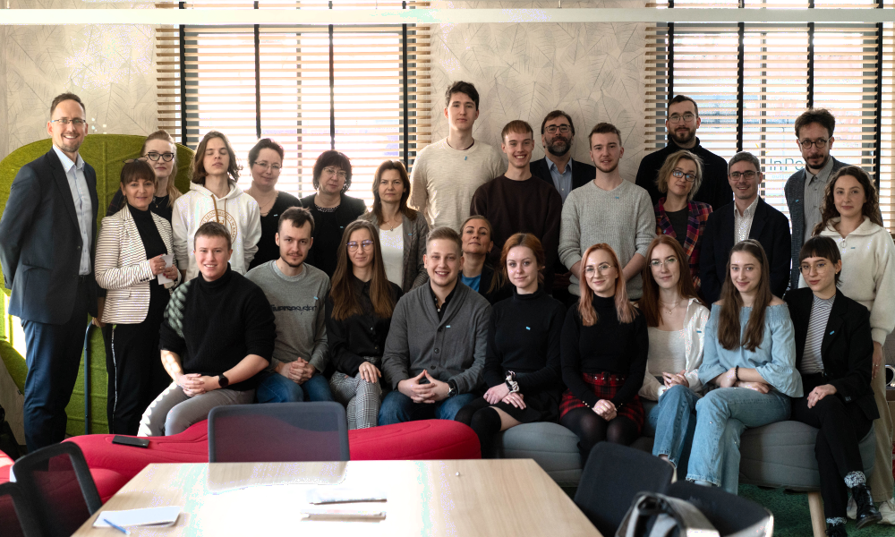 Grupa studentów z wykładowcami