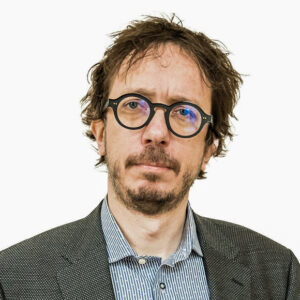 mężczyzna w garniturze i okularach