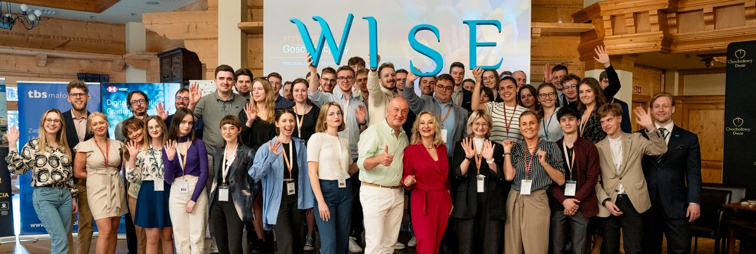 Grupa ludzi pozująca do zdjęcia