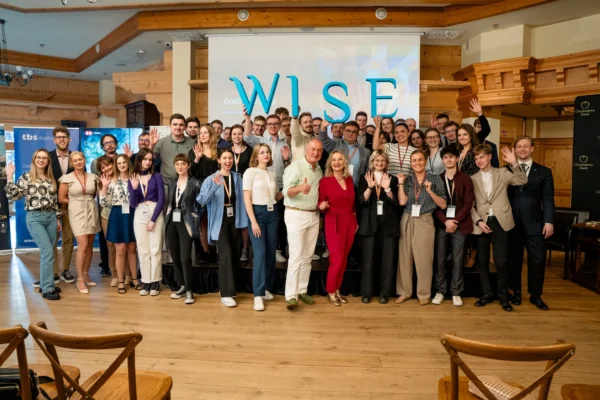 Grupa ludzi pozująca do zdjęcia