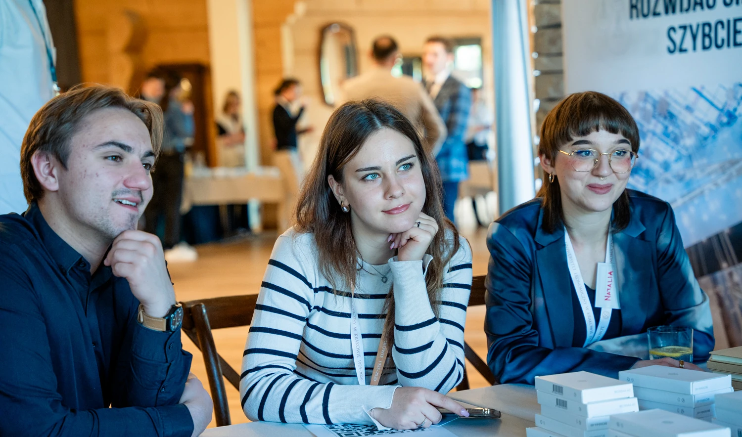 Studenci wpatrzeni w rozmówcę