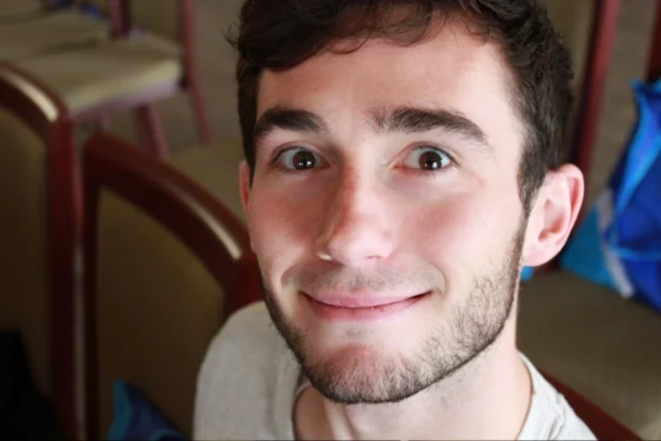 Uśmiechnięty mężczyzna