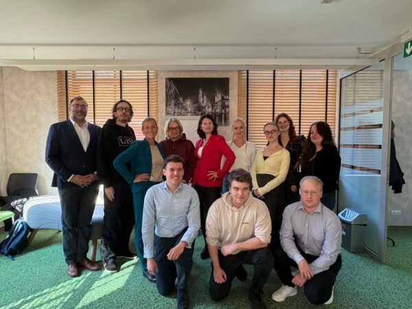 Grupa ludzi pozująca do zdjęcia