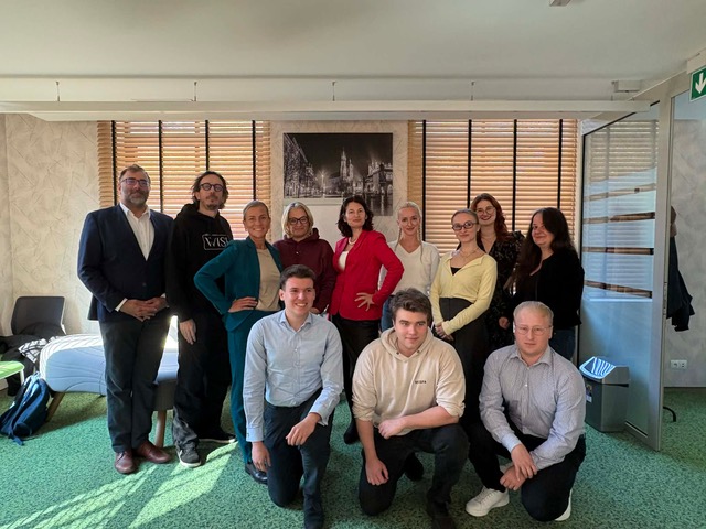 Grupa ludzi pozująca do zdjęcia