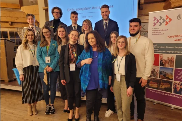 Grupa ludzi pozujących do zdjęcia