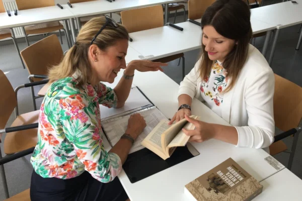 Kobiety biorące udział w żywej dyskusji