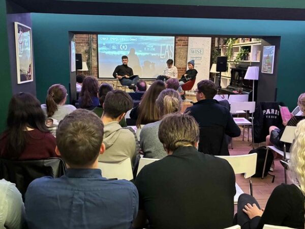 Grupa ludzi uczestnicząca w dyskusji