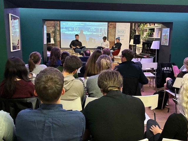 Grupa ludzi uczestnicząca w dyskusji