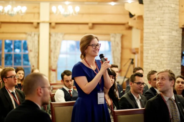 Kobieta trzymająca mikrofon